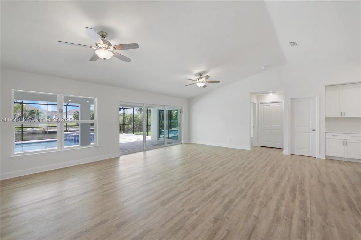 520 SW 28th St