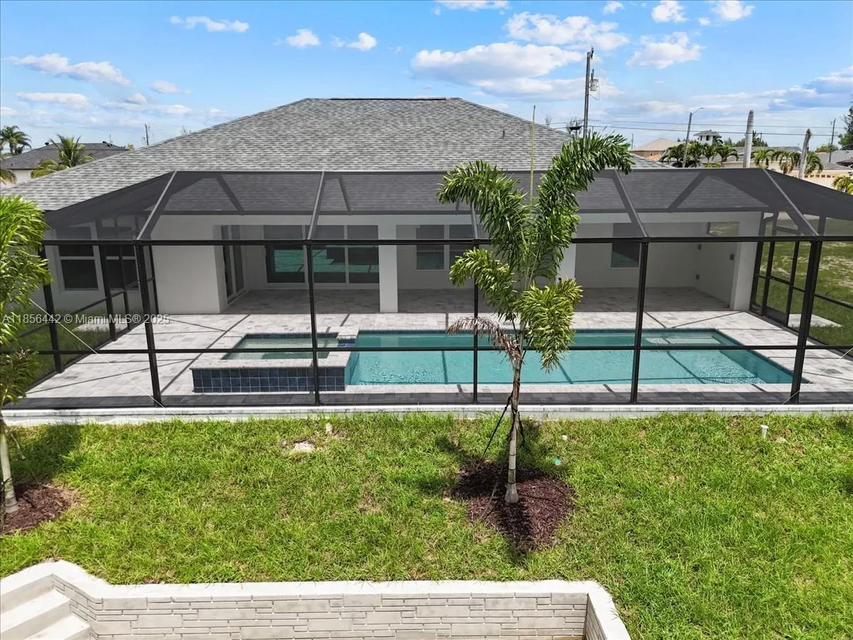 520 SW 28th St