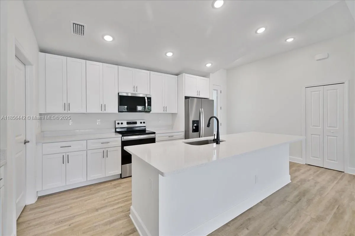 520 SW 28th St