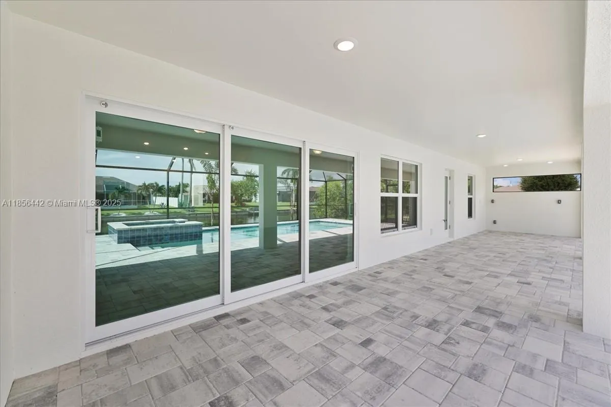 520 SW 28th St