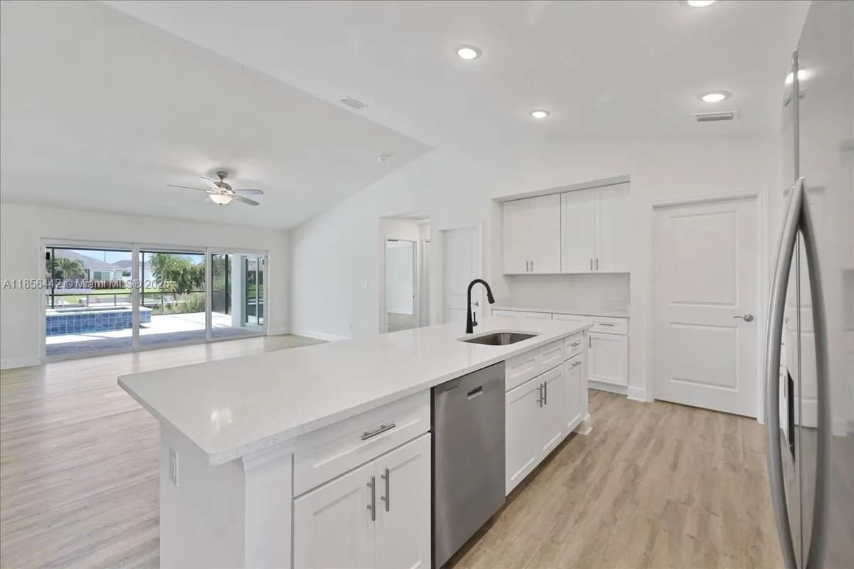 520 SW 28th St