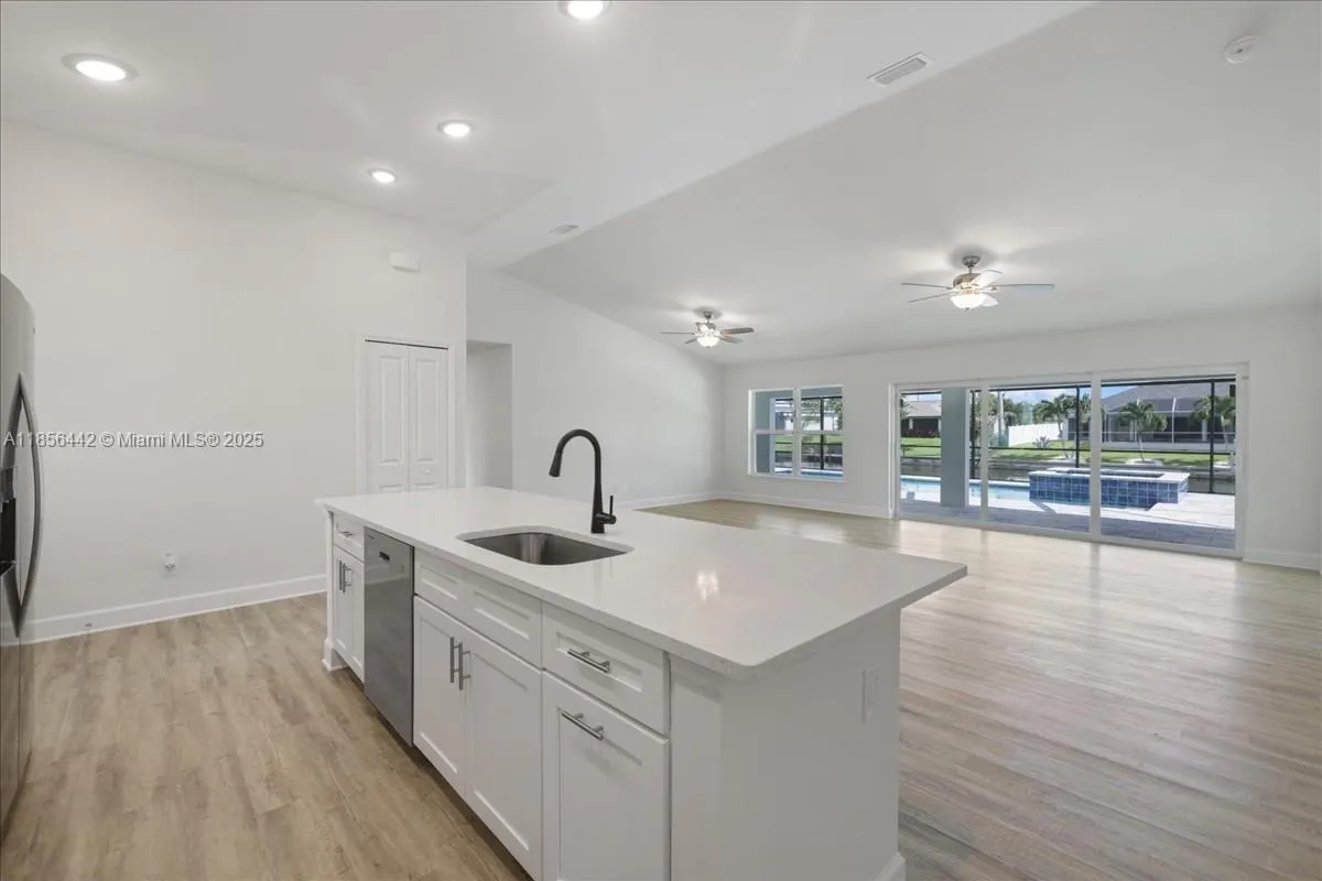 520 SW 28th St
