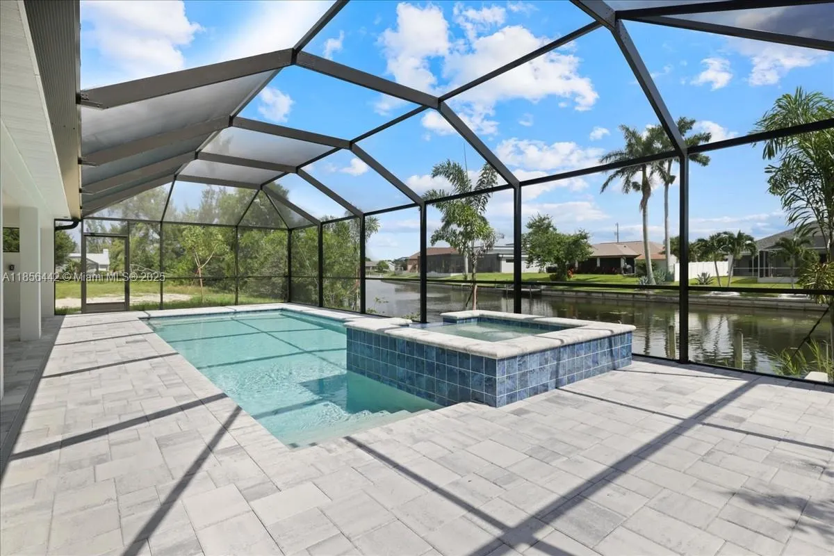 520 SW 28th St