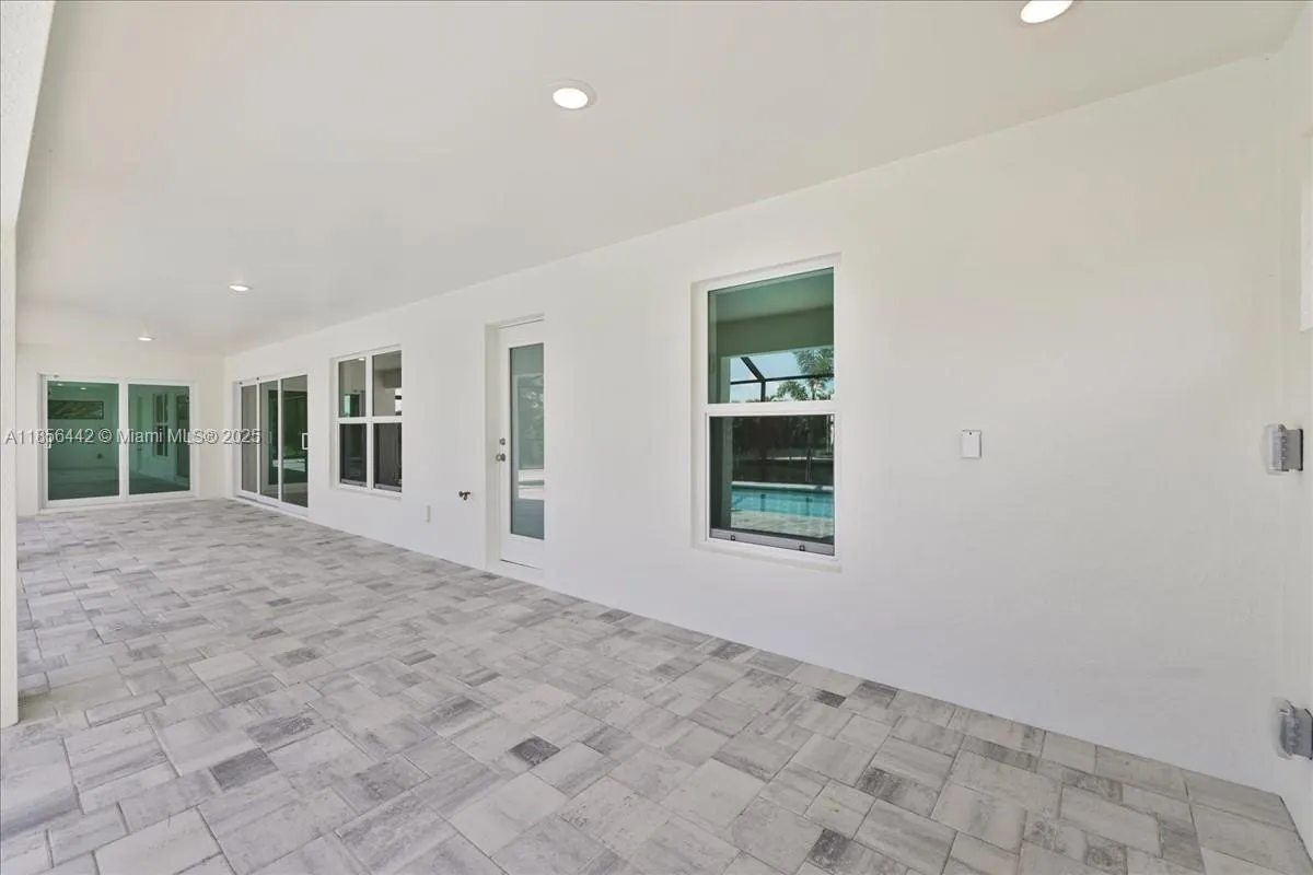 520 SW 28th St