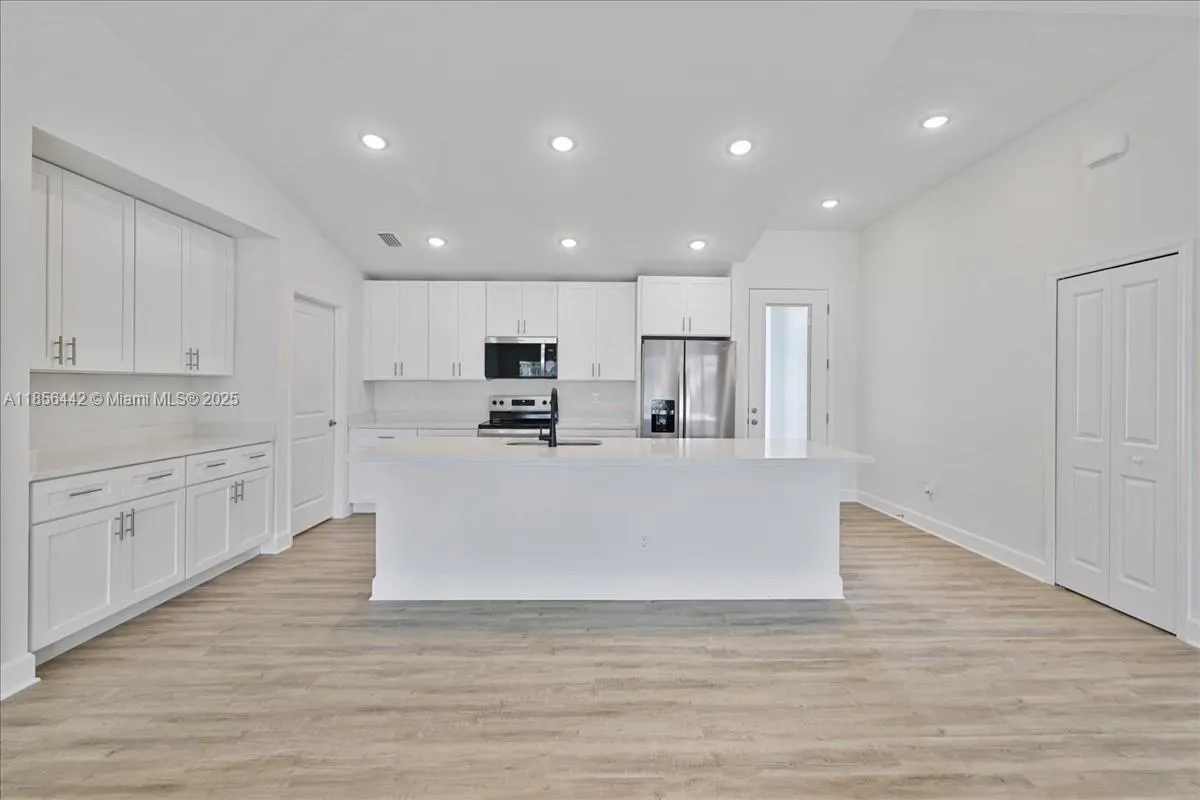 520 SW 28th St