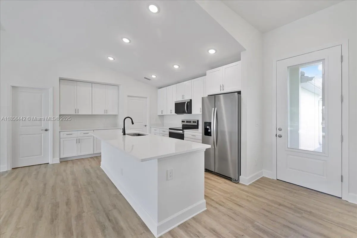 520 SW 28th St
