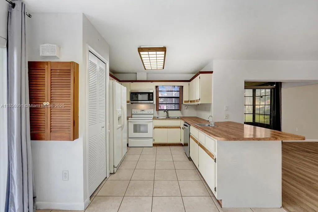 9540 Sevilla Ln