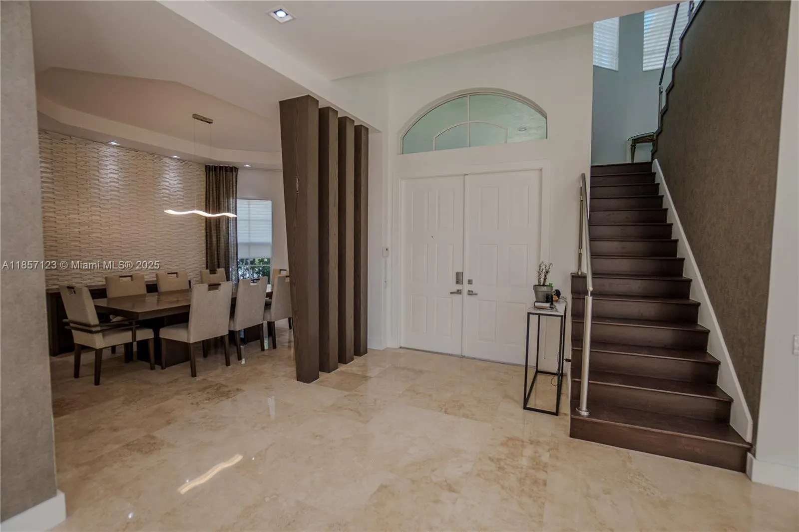 822 Meridian Ln