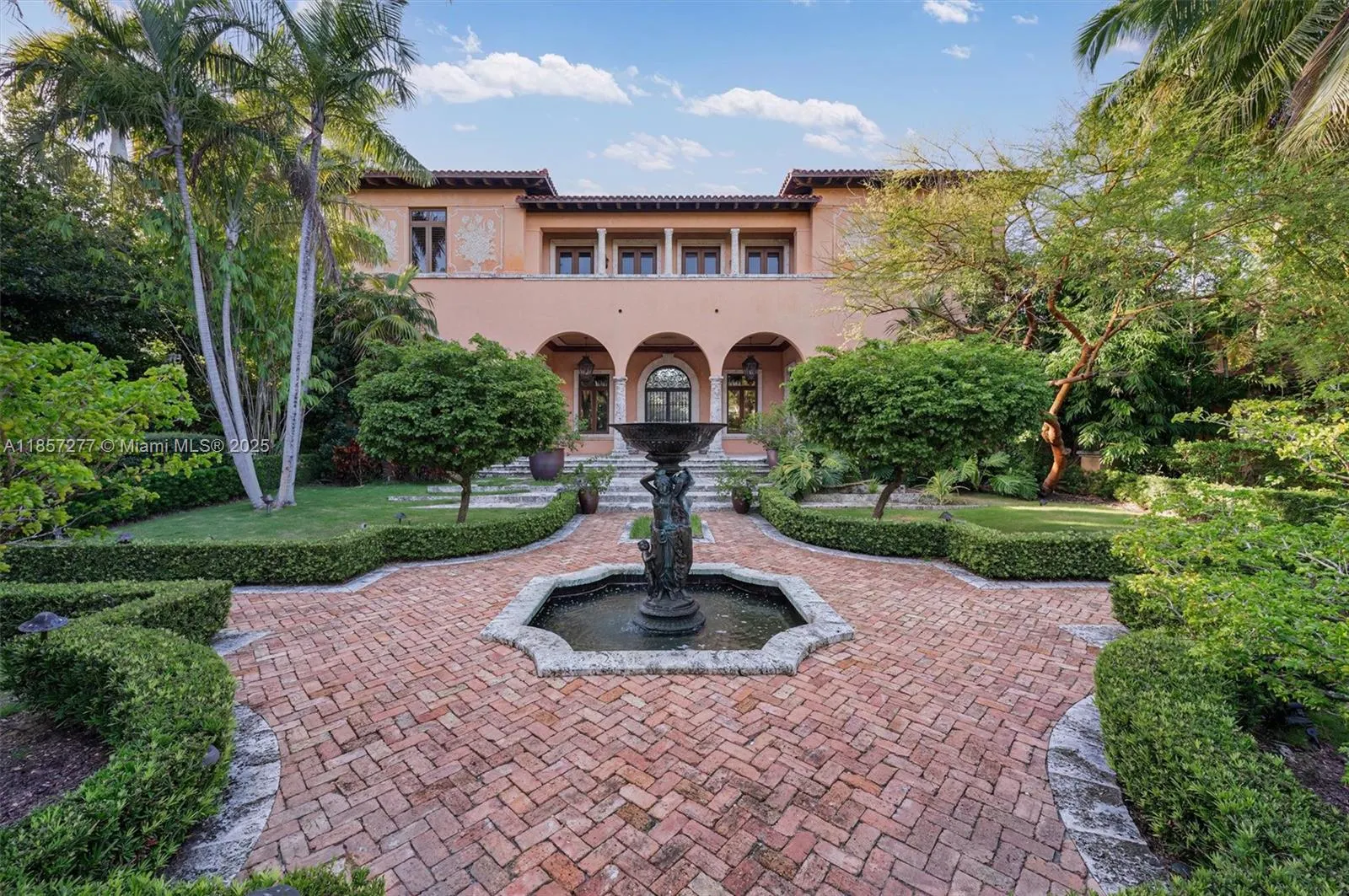 221 Casuarina Concourse