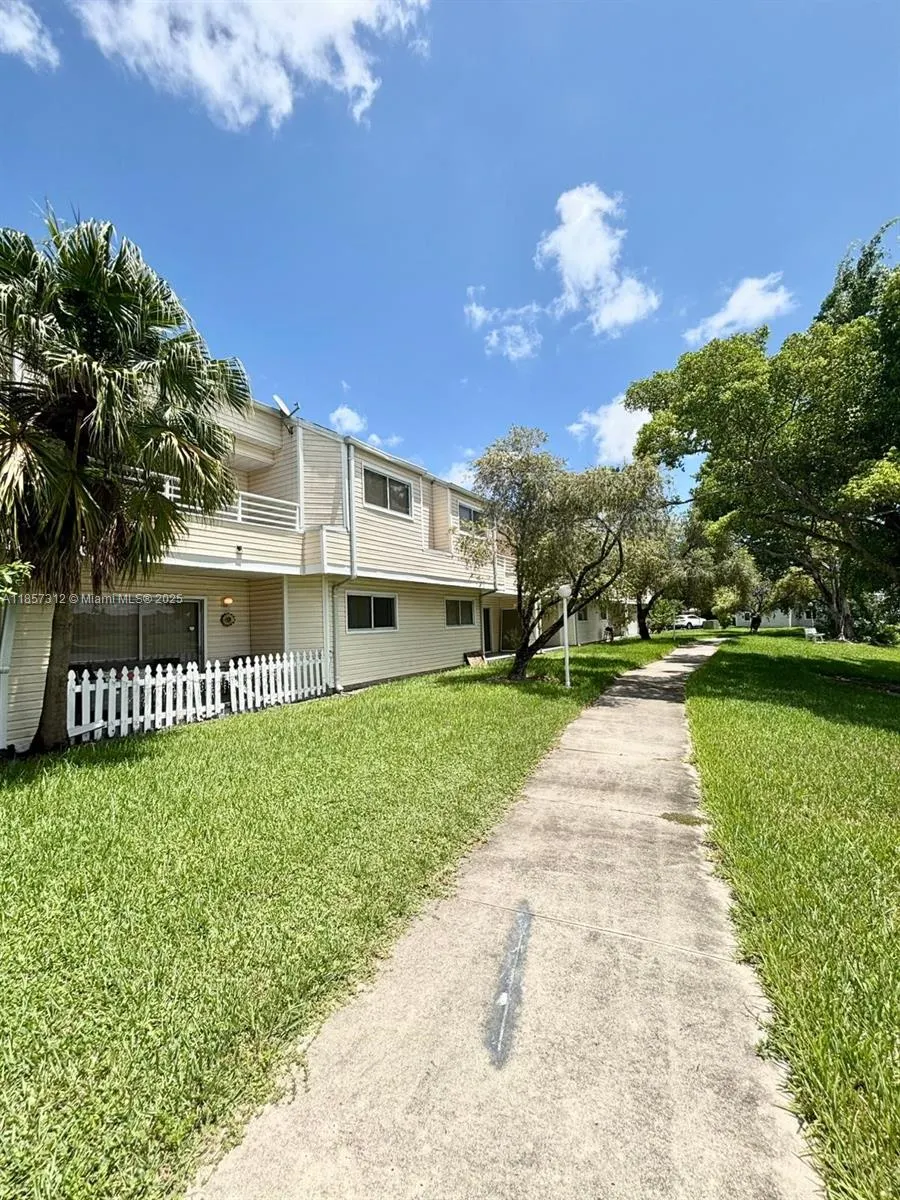 3469 NW 44th St, #106
