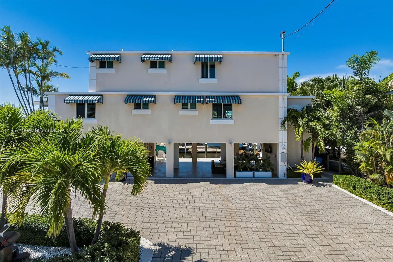 122 Court Contessa
