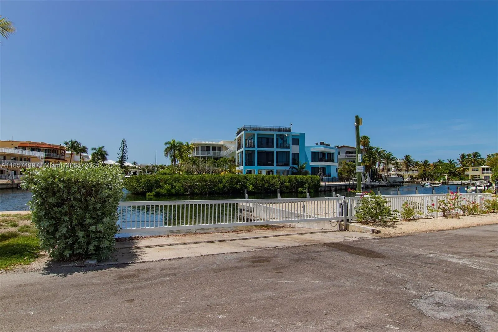122 Court Contessa