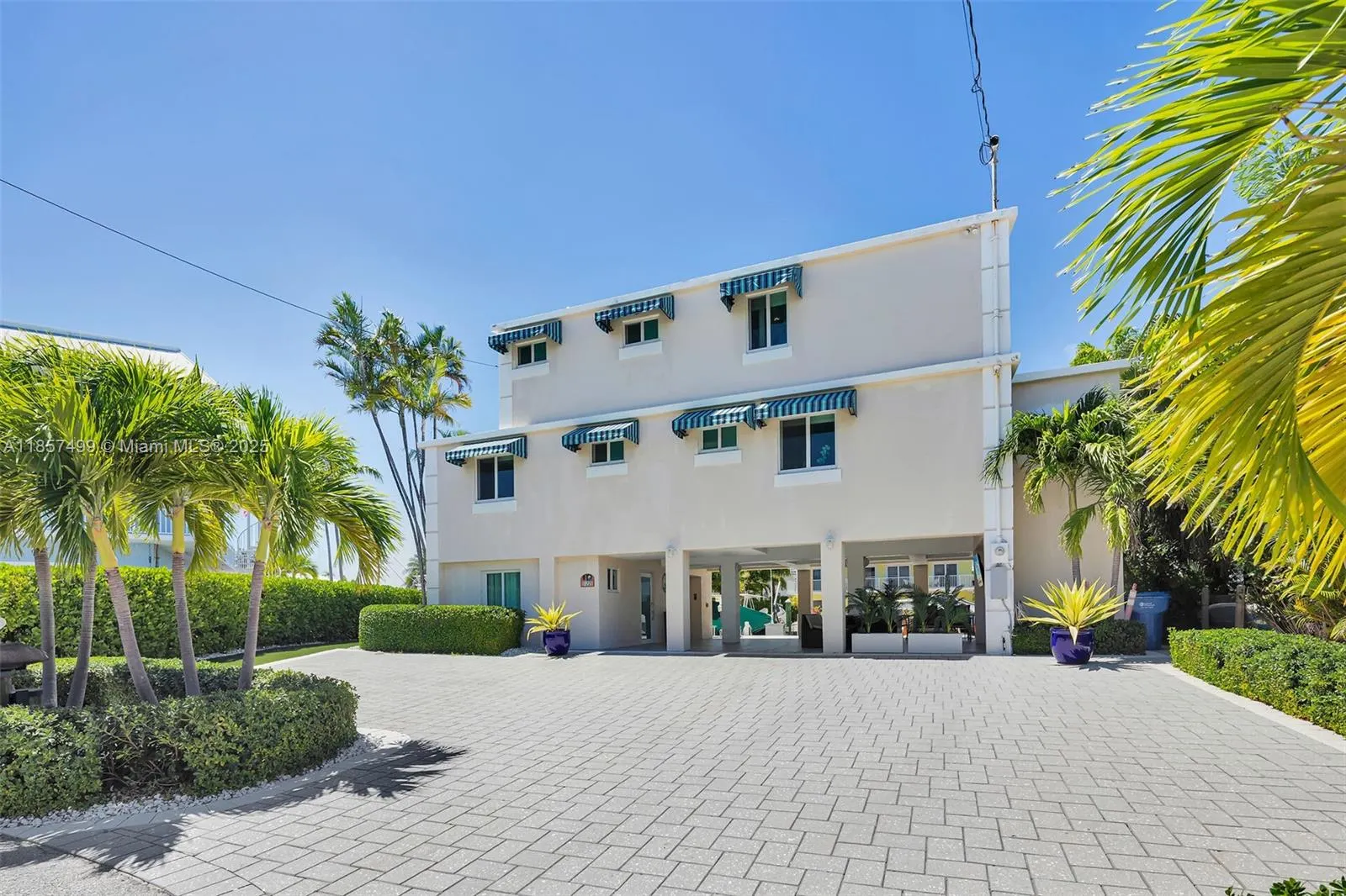 122 Court Contessa