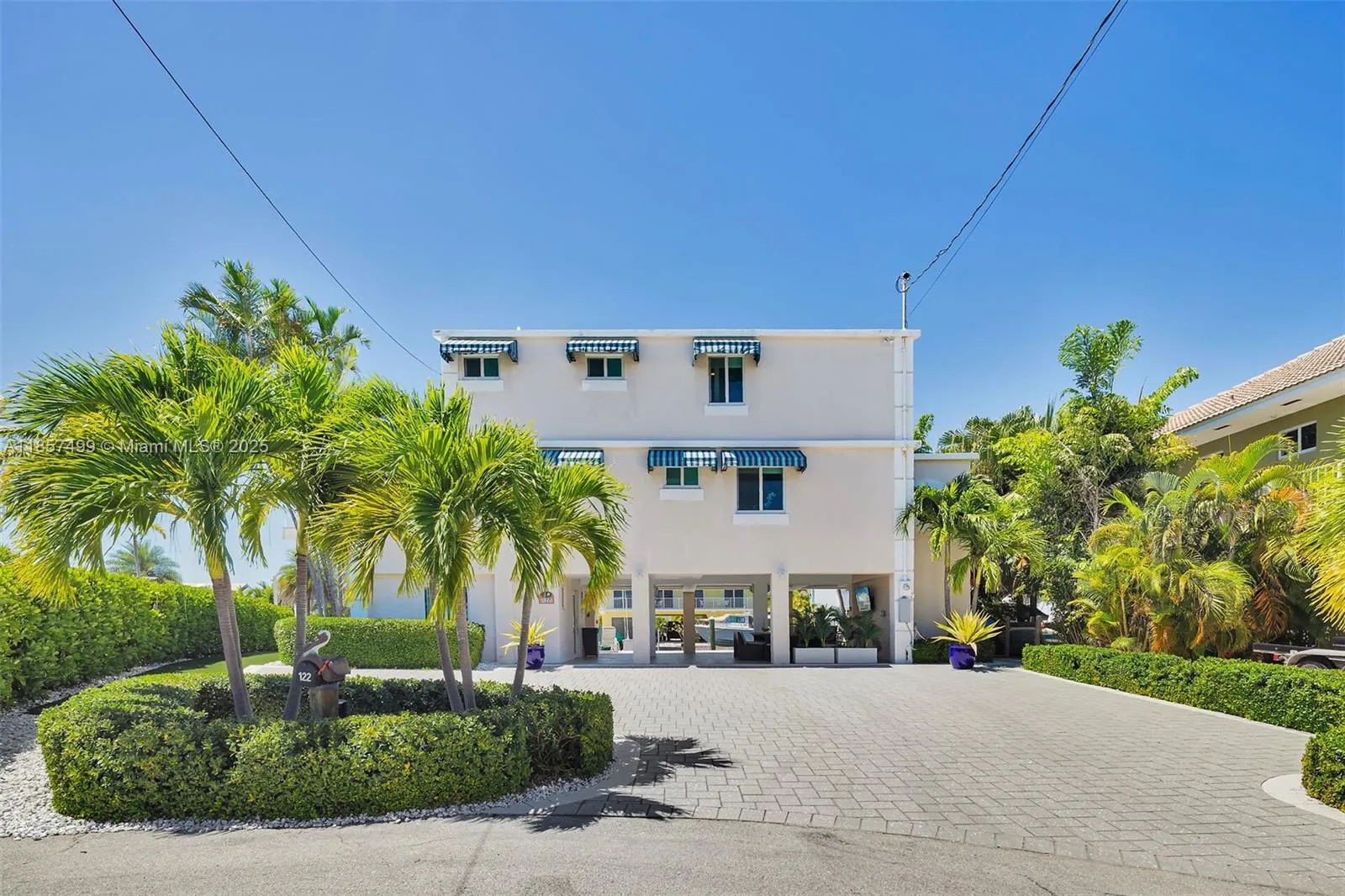 122 Court Contessa