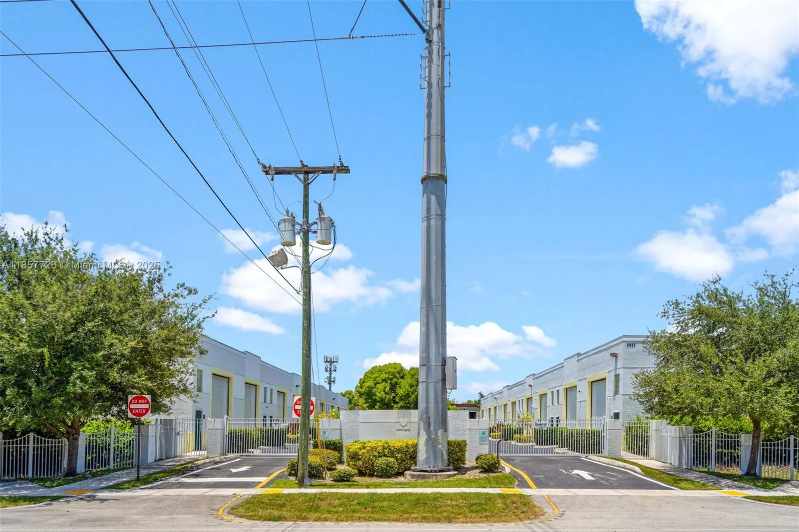 2937 Ravenswood Rd, #9S