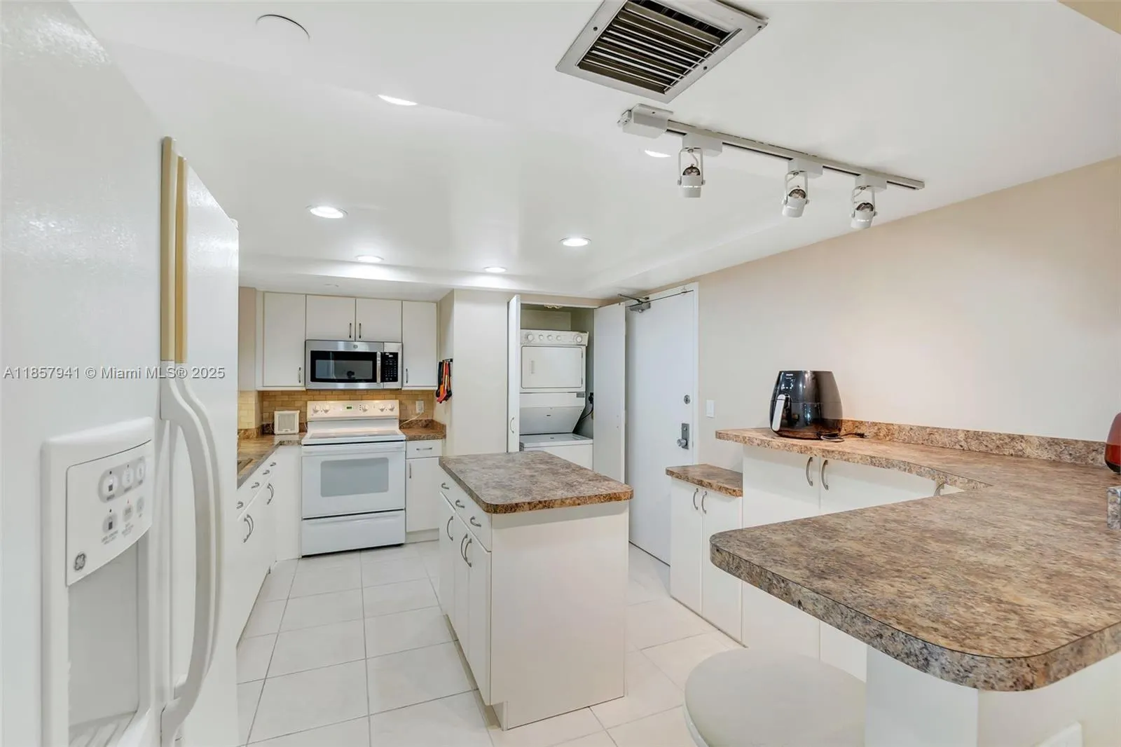 3200 Port Royale Dr N, #1111