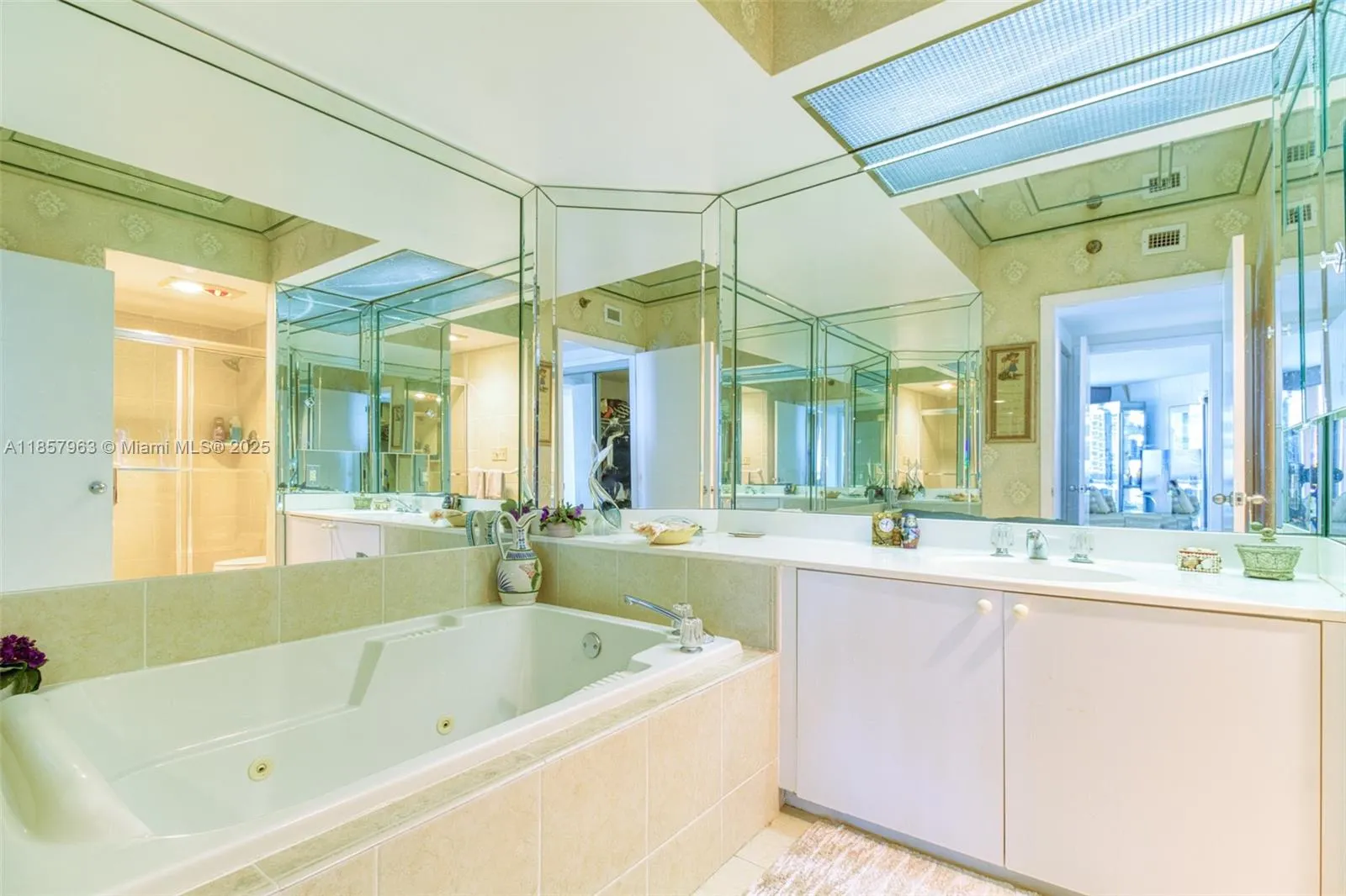 20185 E Country Club Dr, #1709