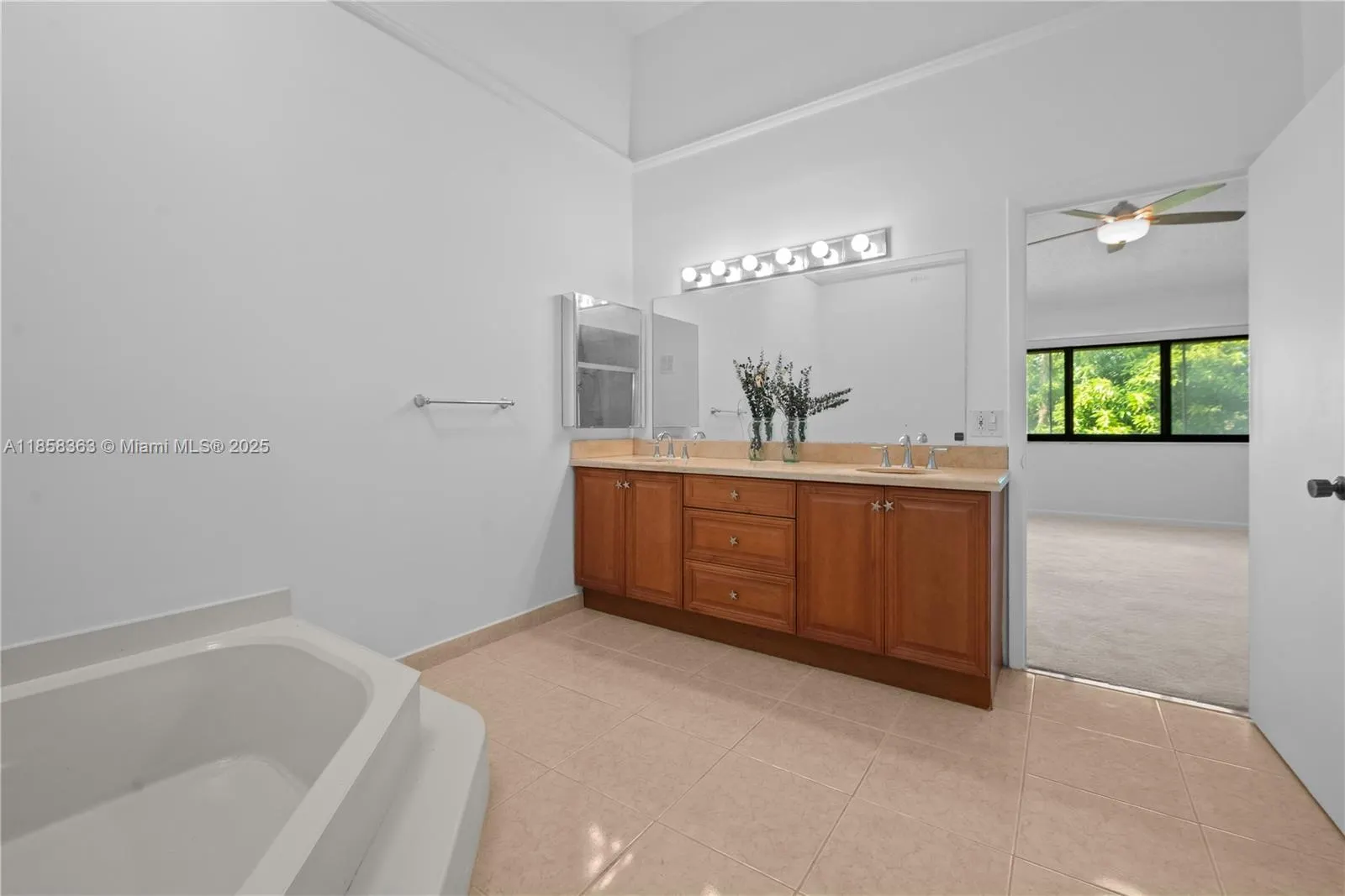594 NE 199th Ter, #4Y