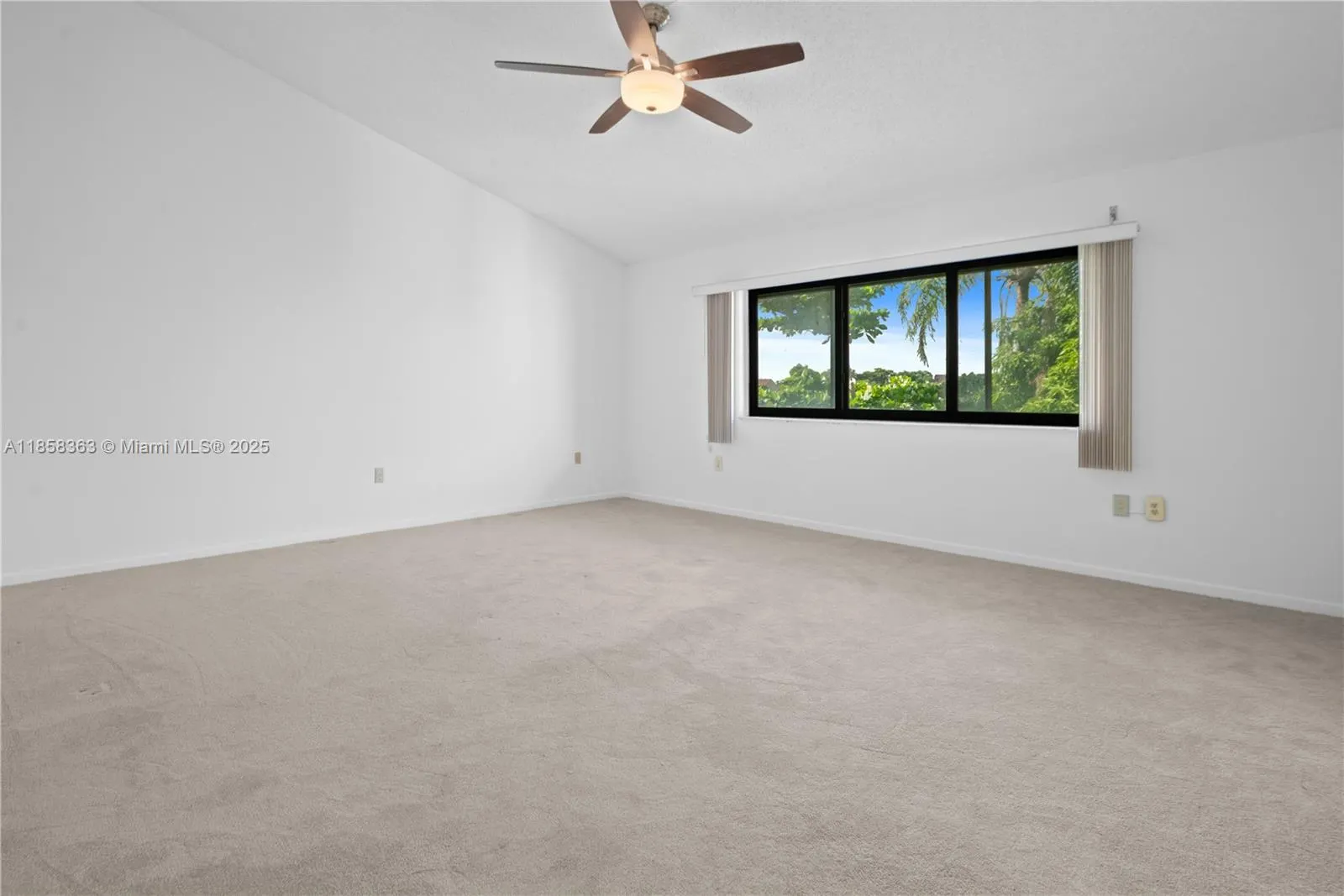 594 NE 199th Ter, #4Y