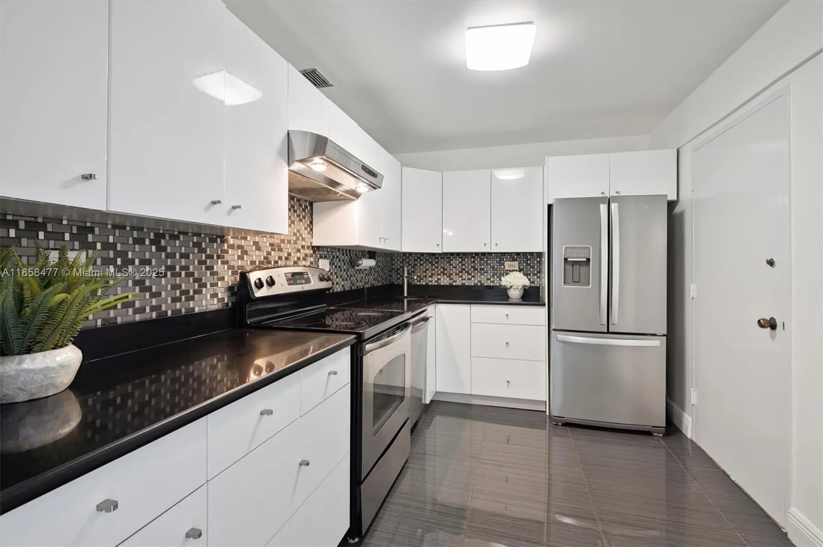 5601 Collins Ave, #820