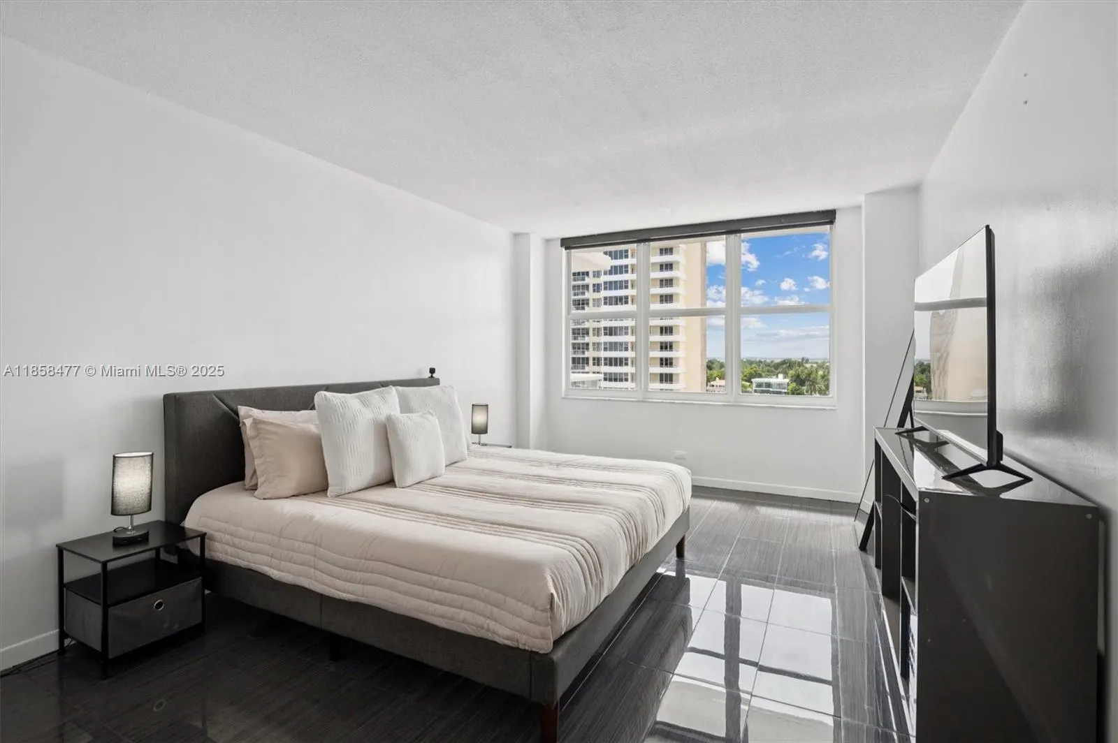 5601 Collins Ave, #820