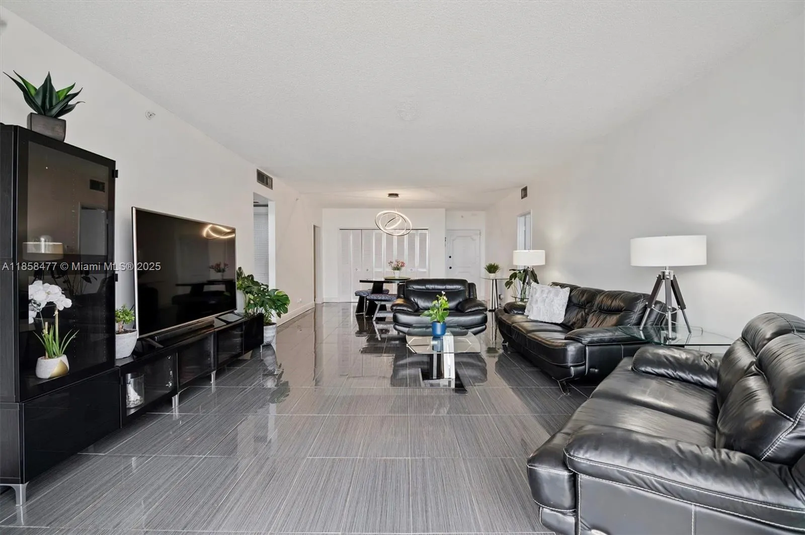 5601 Collins Ave, #820