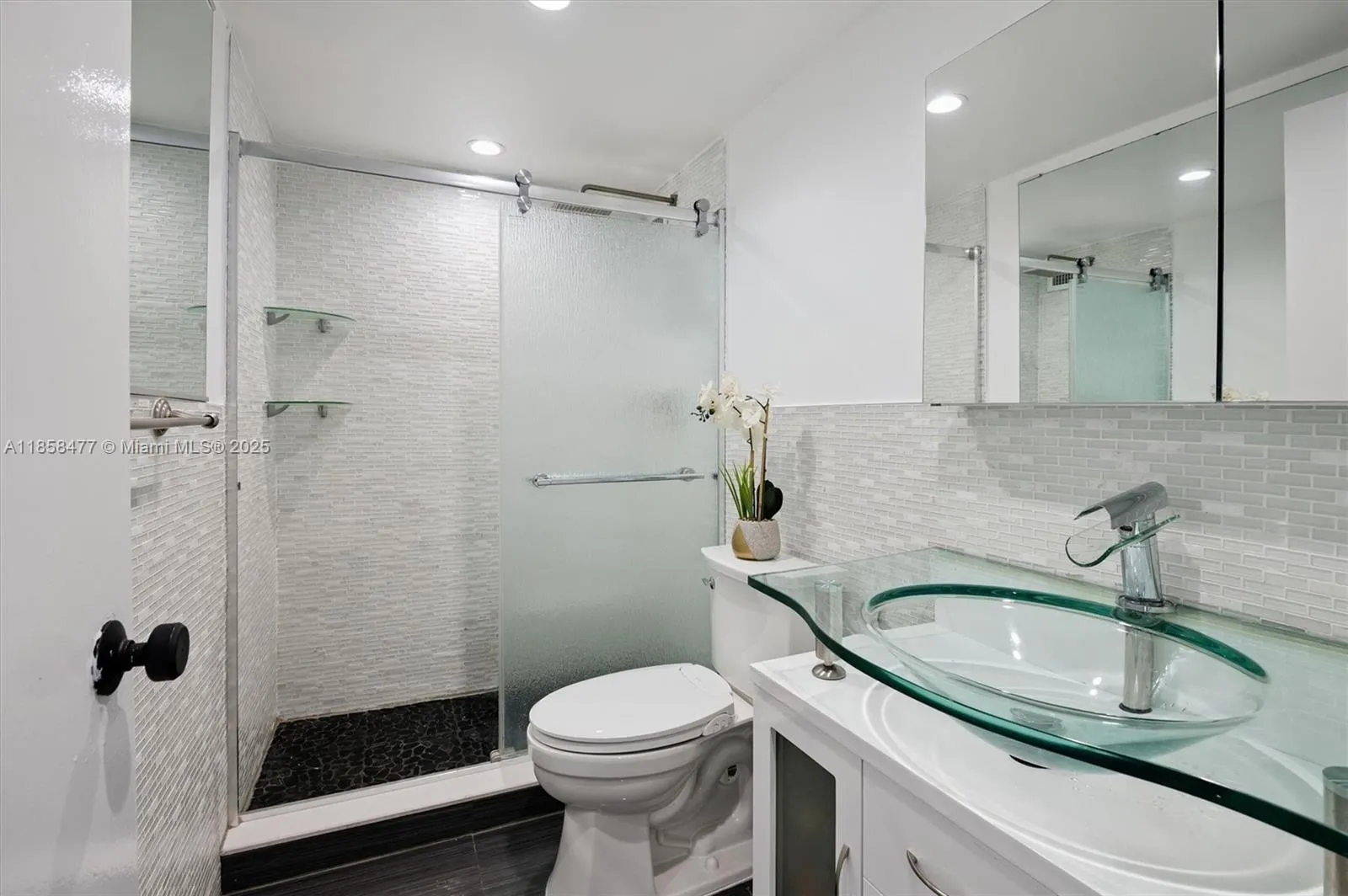 5601 Collins Ave, #820