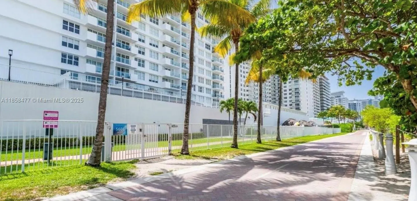 5601 Collins Ave, #820