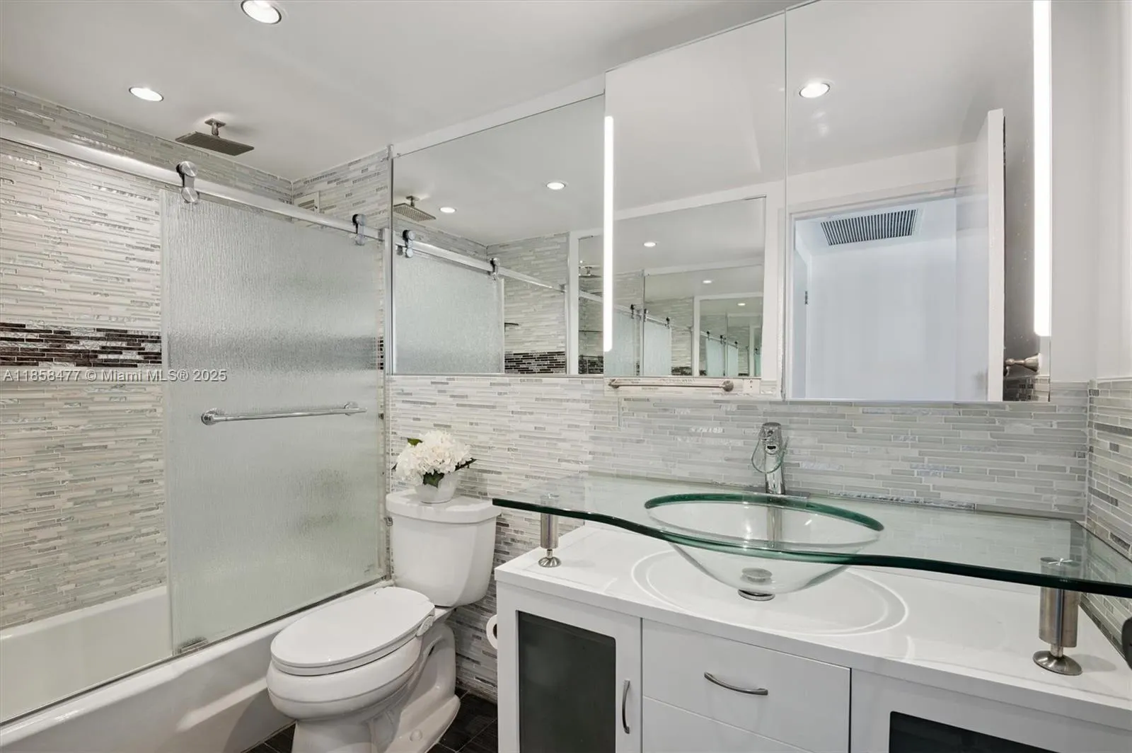 5601 Collins Ave, #820