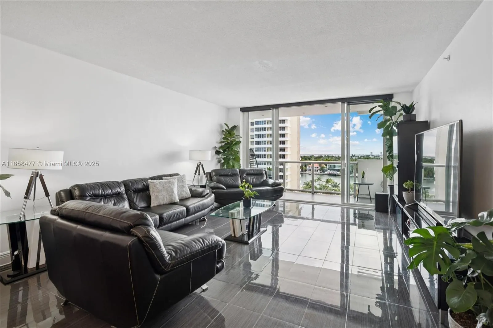 5601 Collins Ave, #820