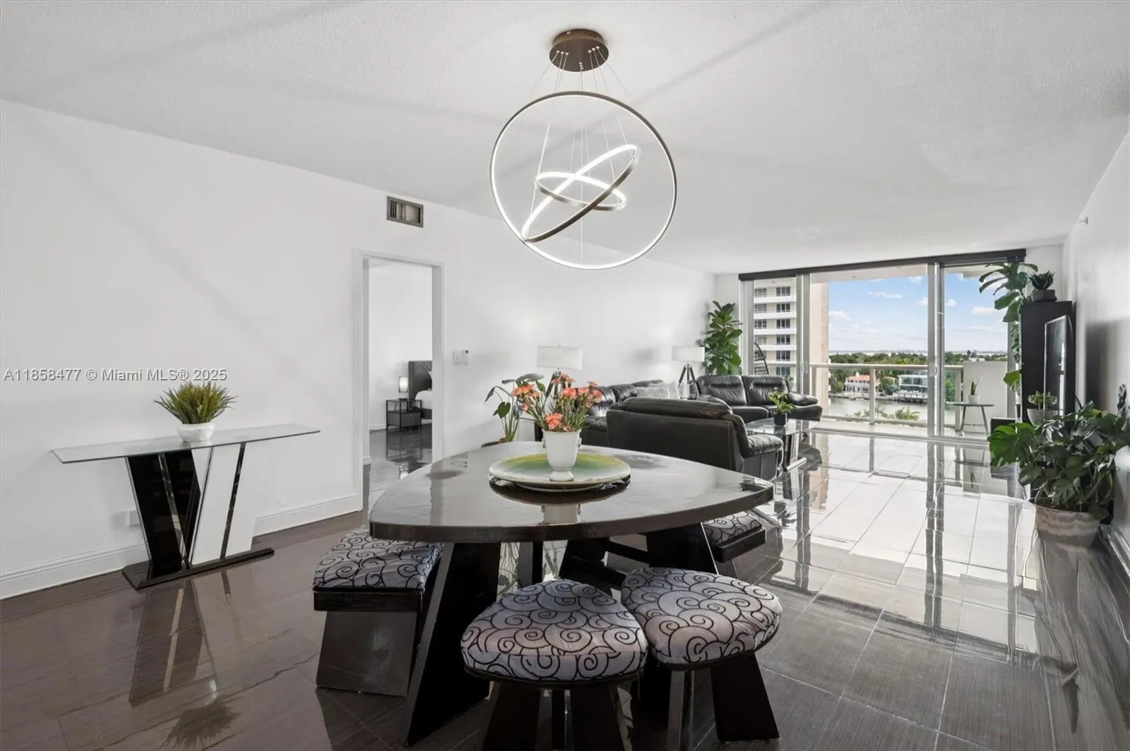 5601 Collins Ave, #820
