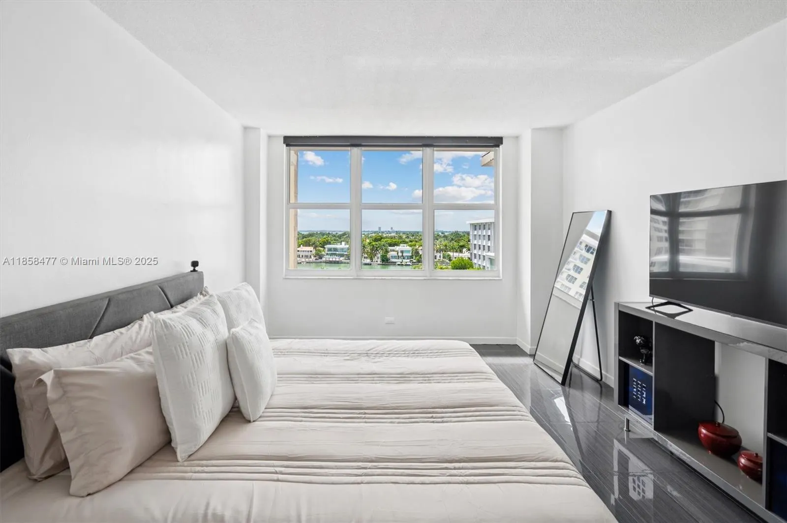 5601 Collins Ave, #820