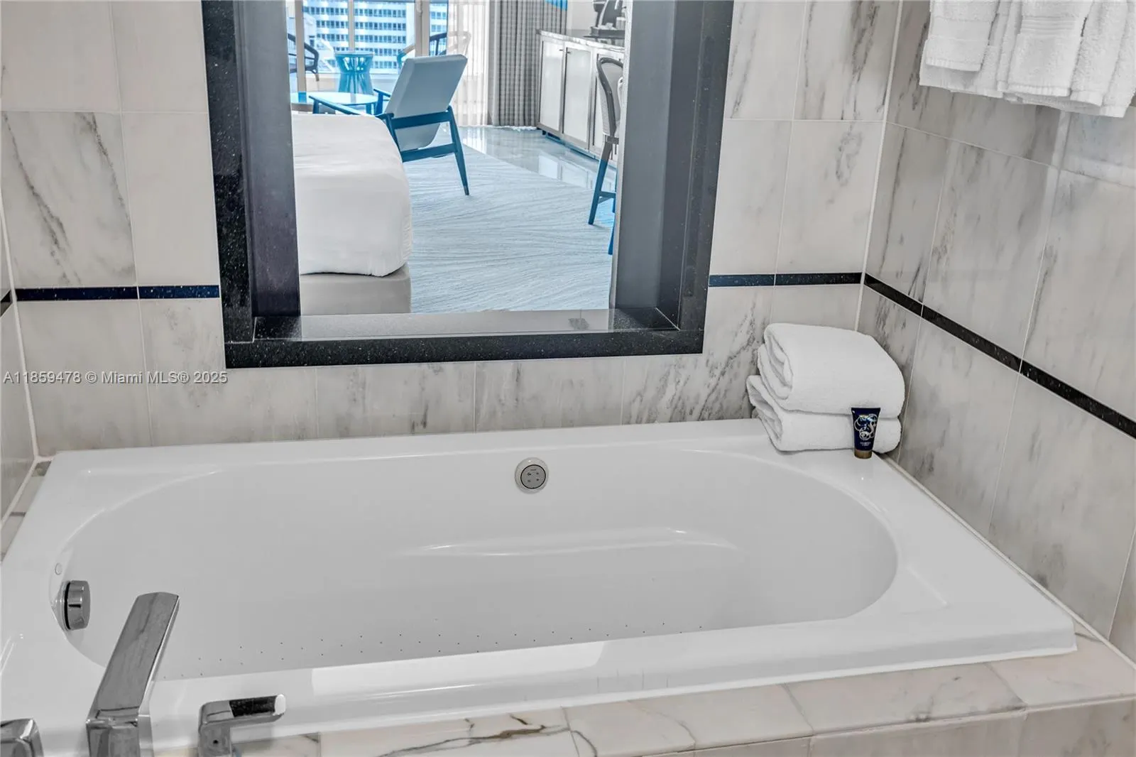 4391 Collins Ave, #1706-1707