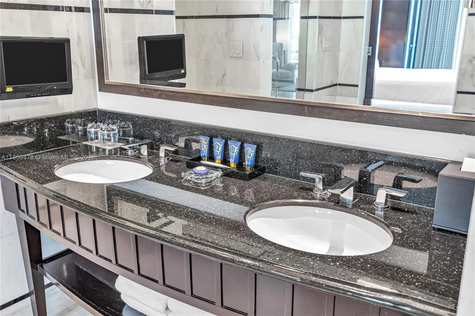 4391 Collins Ave, #1706-1707