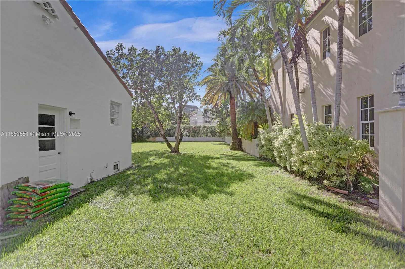 2214 Segovia Cir