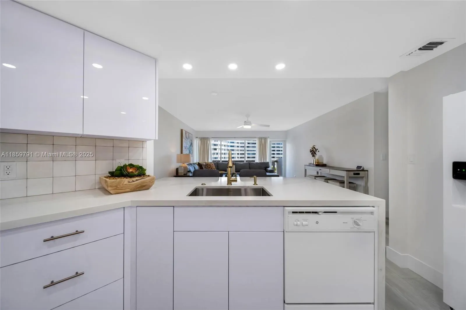 2100 S Ocean Dr, #5B