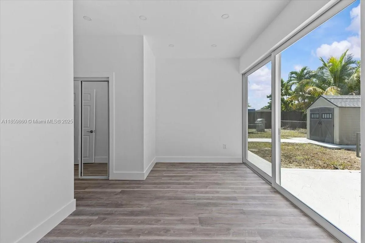 528 W 45th Pl