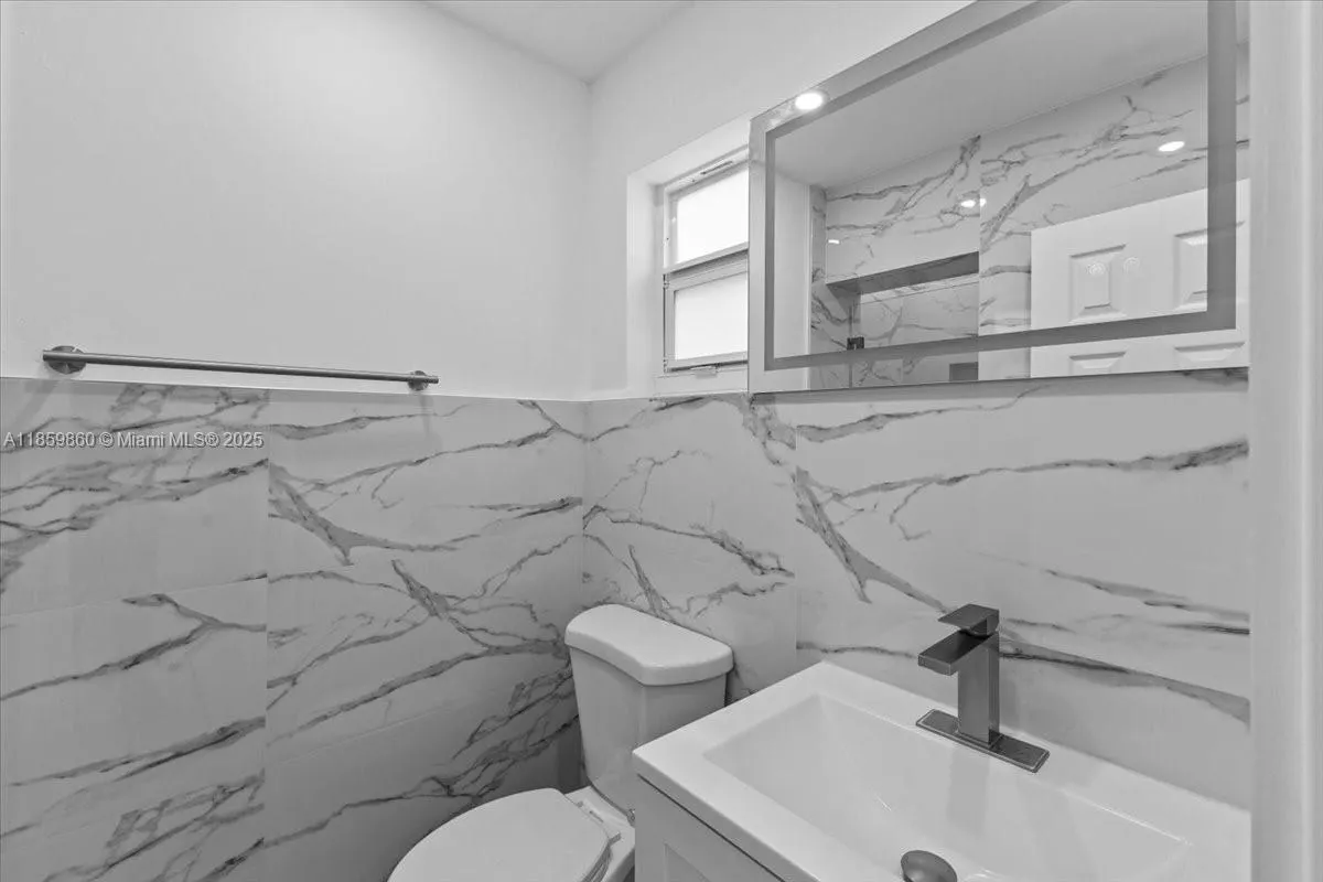 528 W 45th Pl