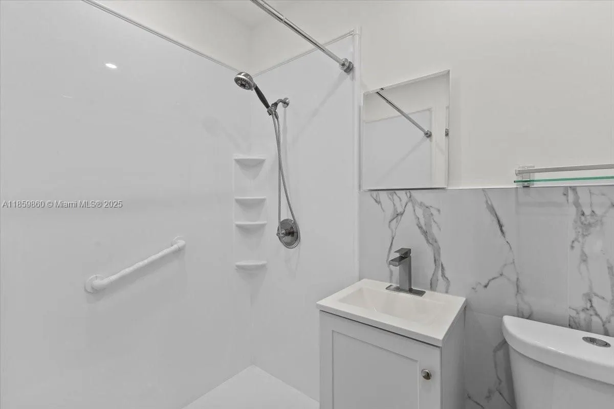 528 W 45th Pl