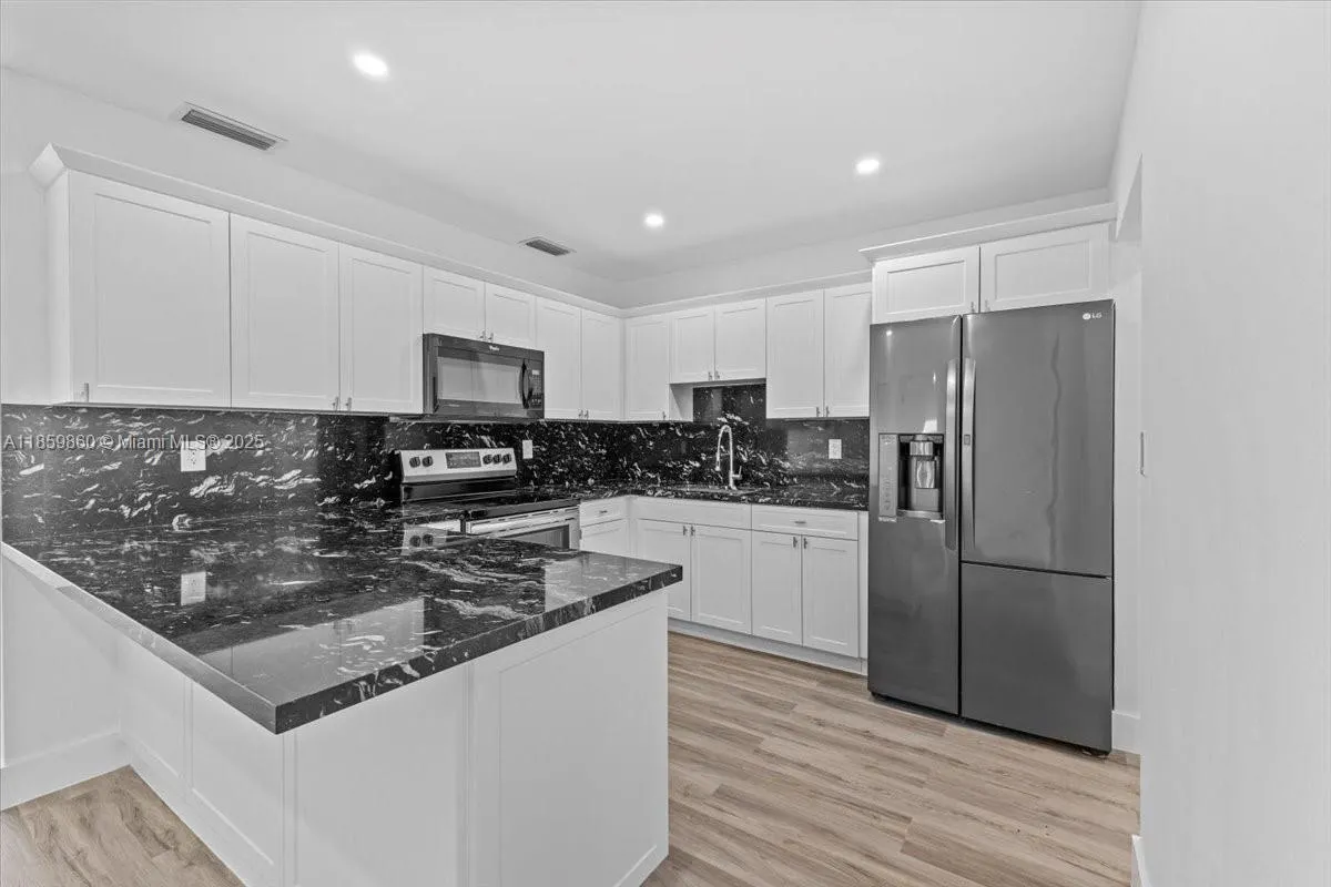 528 W 45th Pl