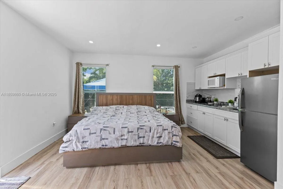 528 W 45th Pl