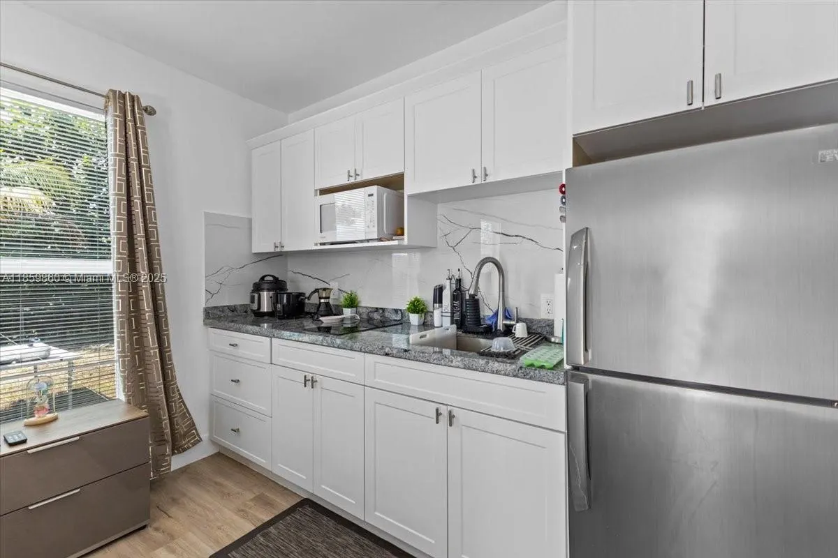 528 W 45th Pl