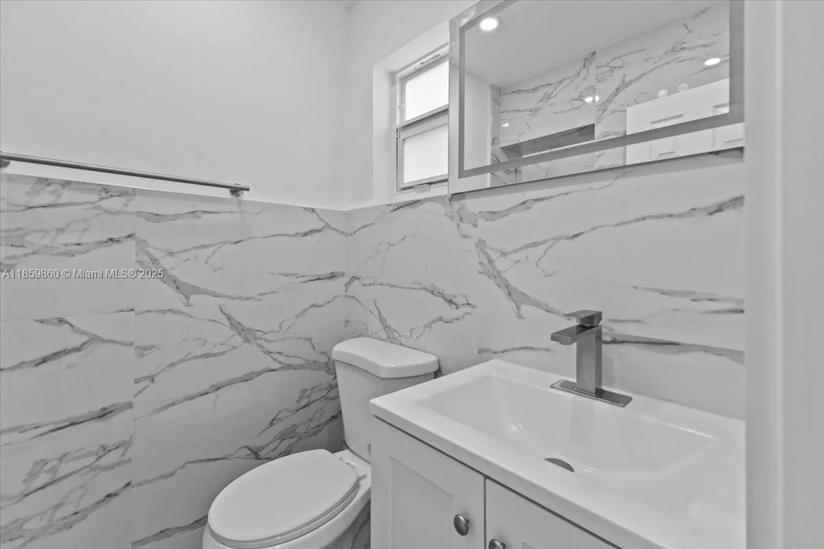 528 W 45th Pl