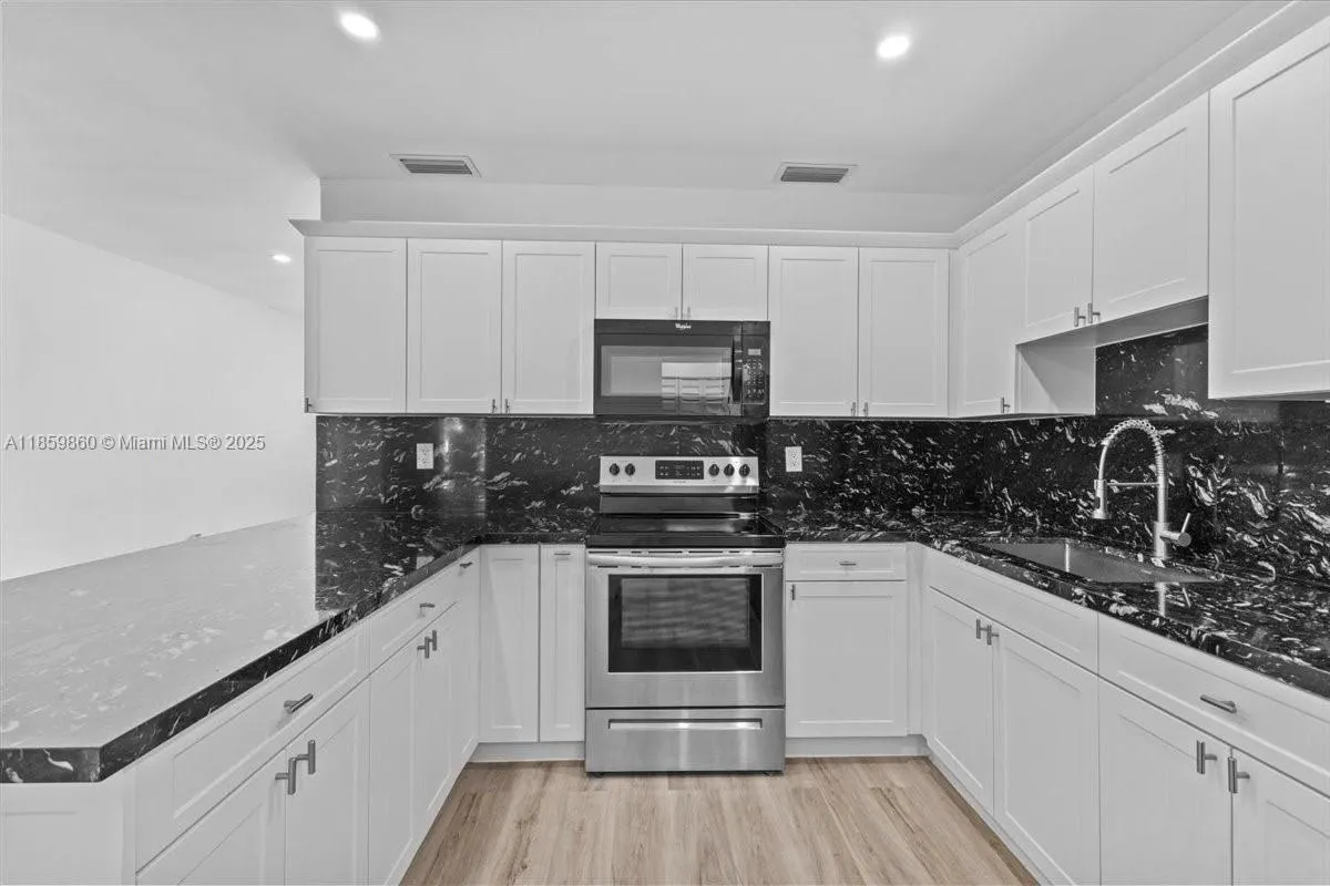 528 W 45th Pl