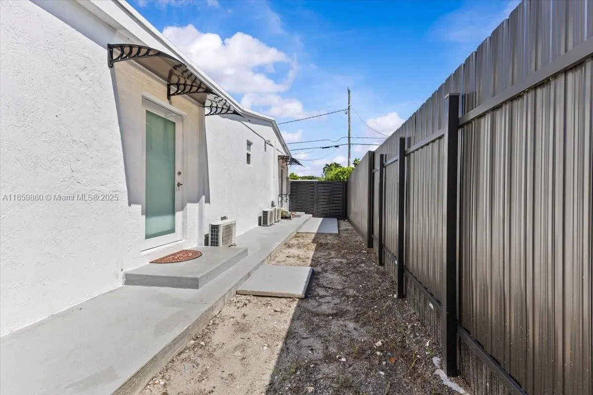 528 W 45th Pl