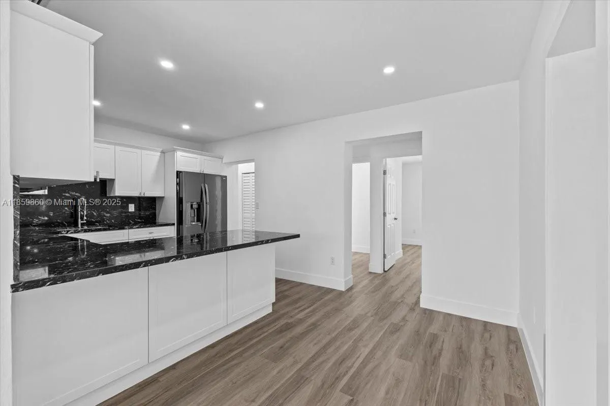 528 W 45th Pl