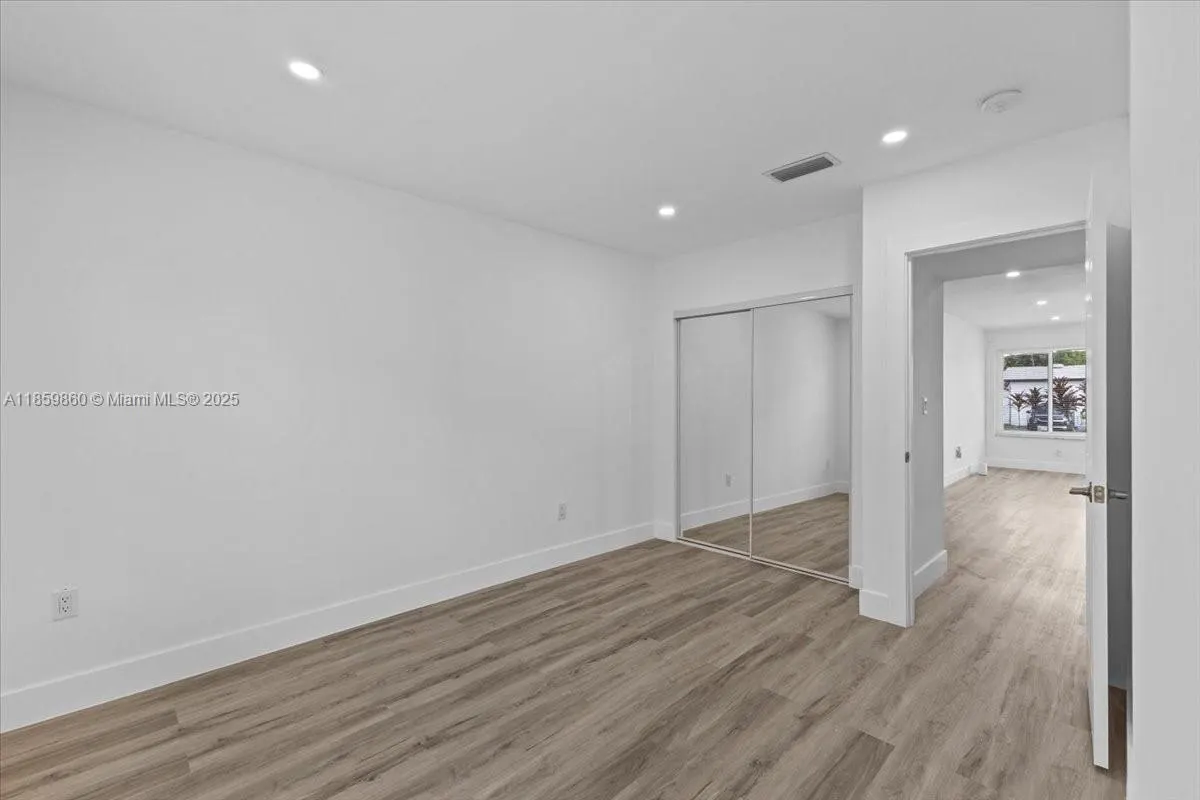 528 W 45th Pl