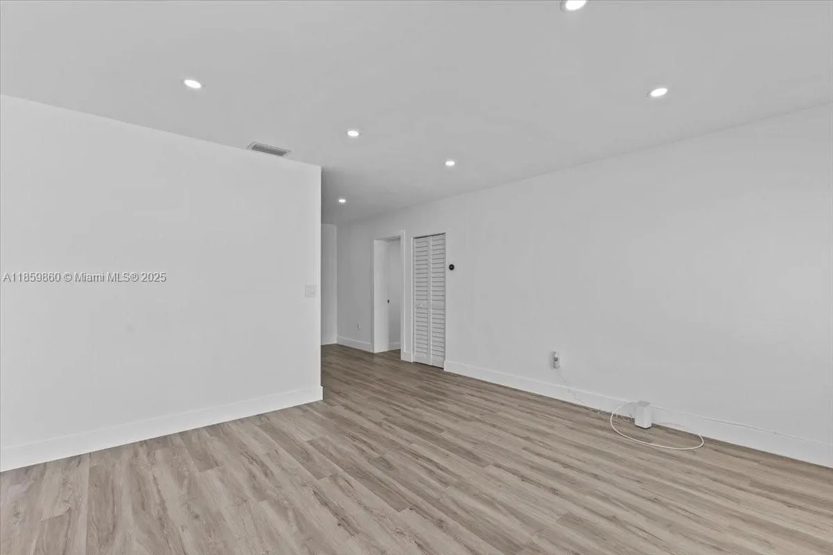 528 W 45th Pl