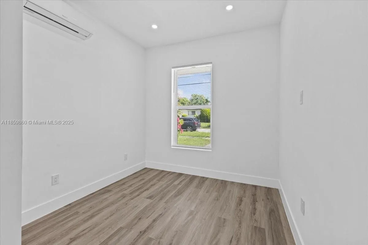 528 W 45th Pl