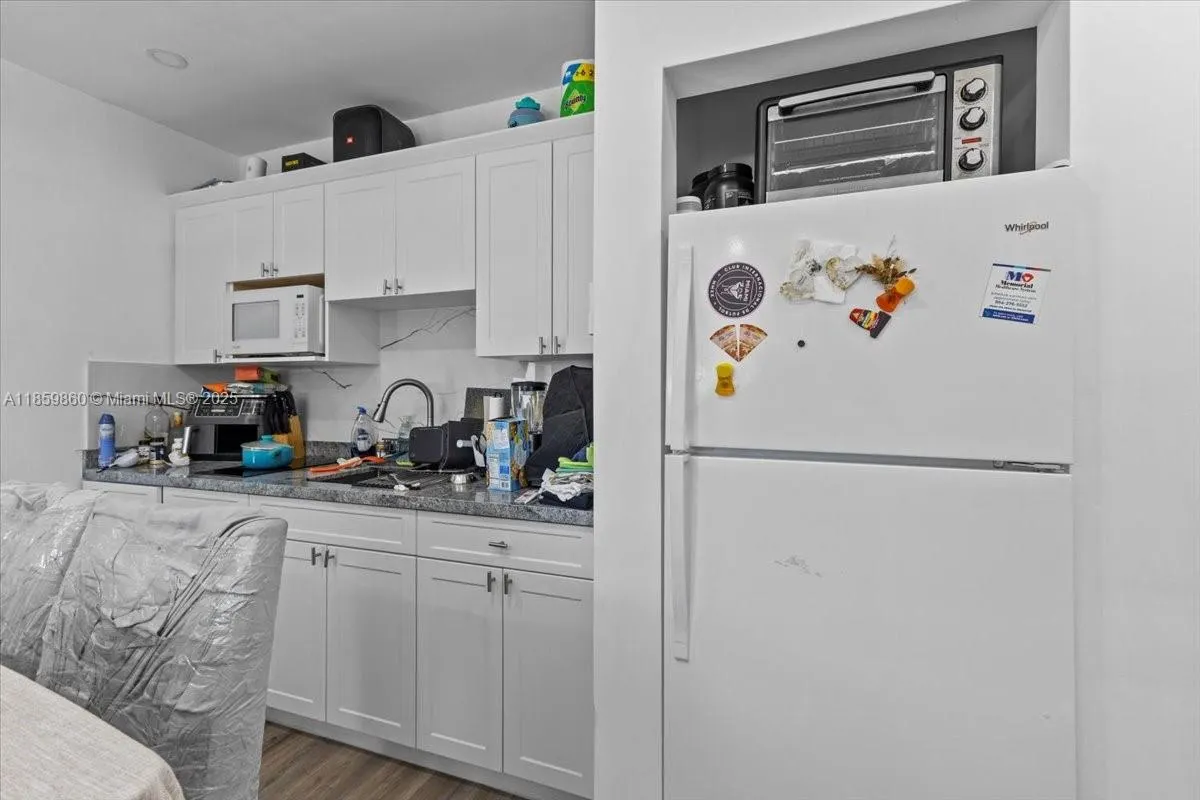 528 W 45th Pl